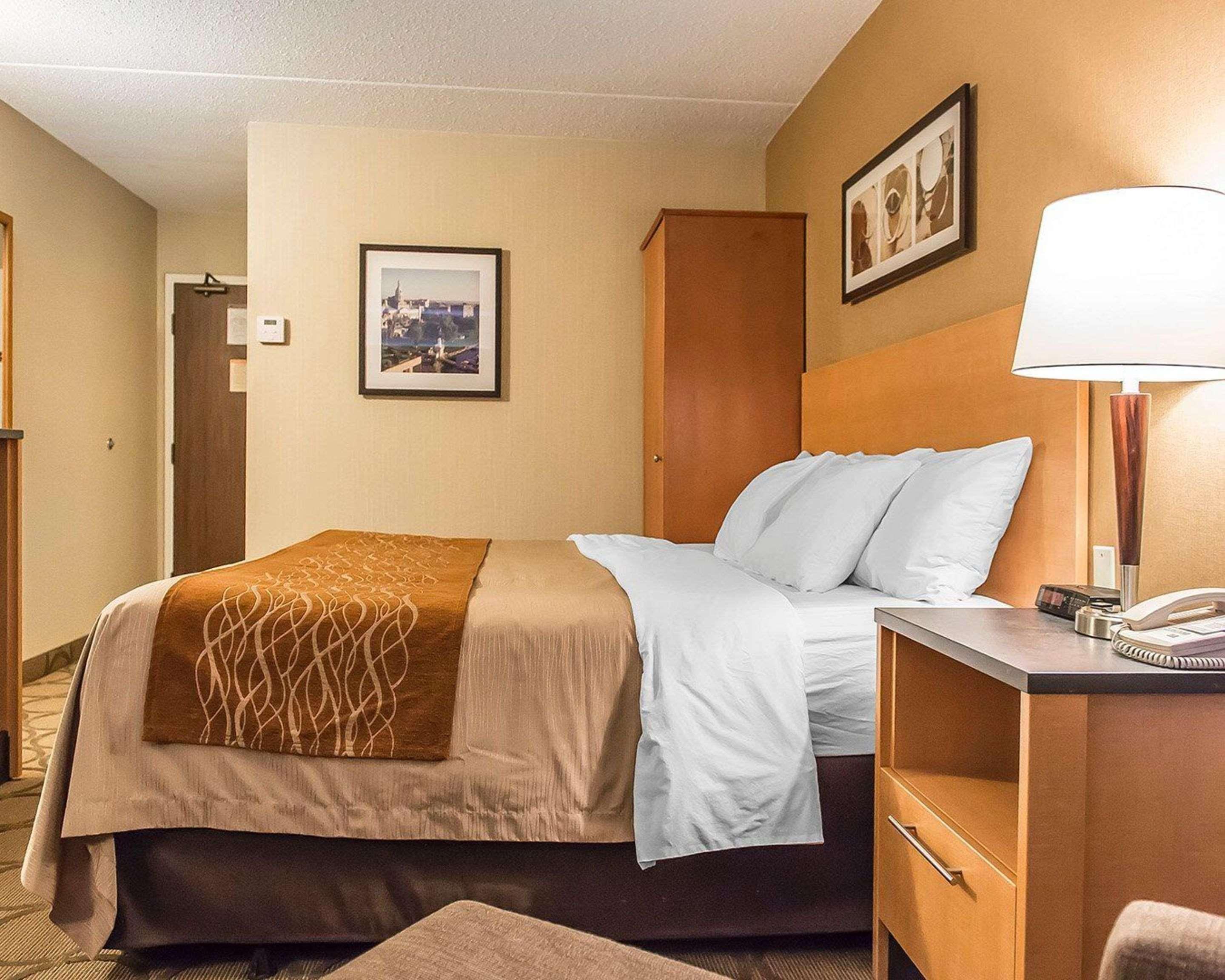 Comfort Inn Hwy 401 Кингстон Экстерьер фото