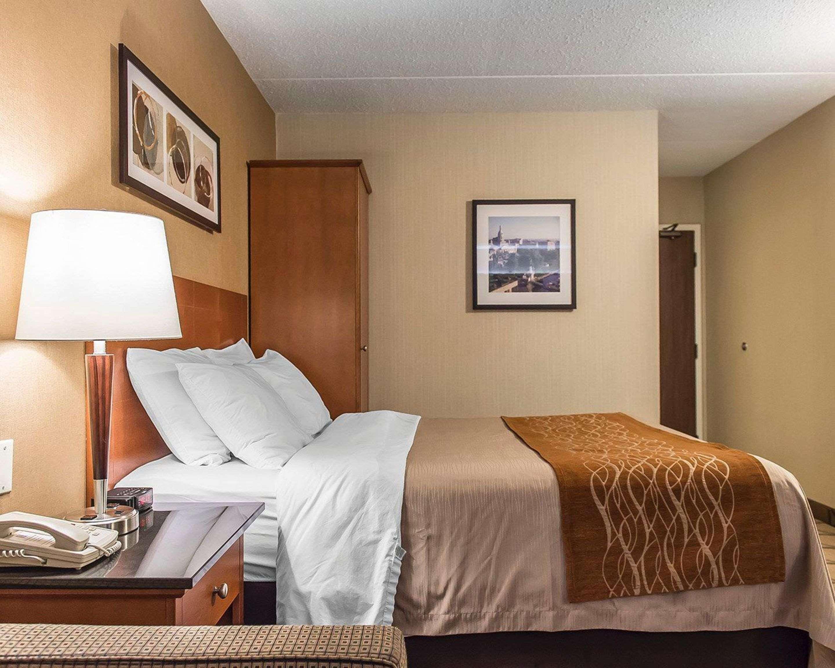 Comfort Inn Hwy 401 Кингстон Экстерьер фото