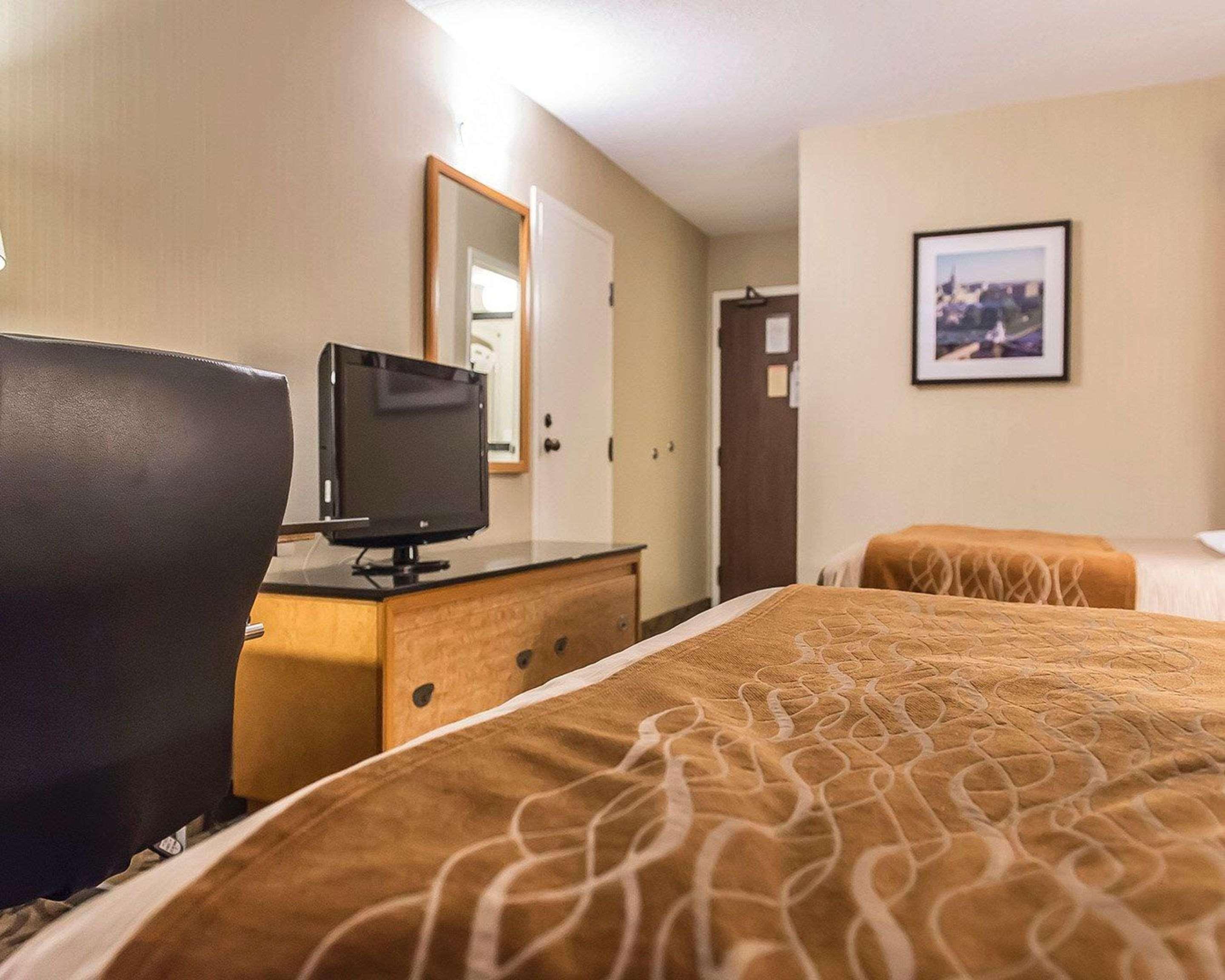 Comfort Inn Hwy 401 Кингстон Экстерьер фото
