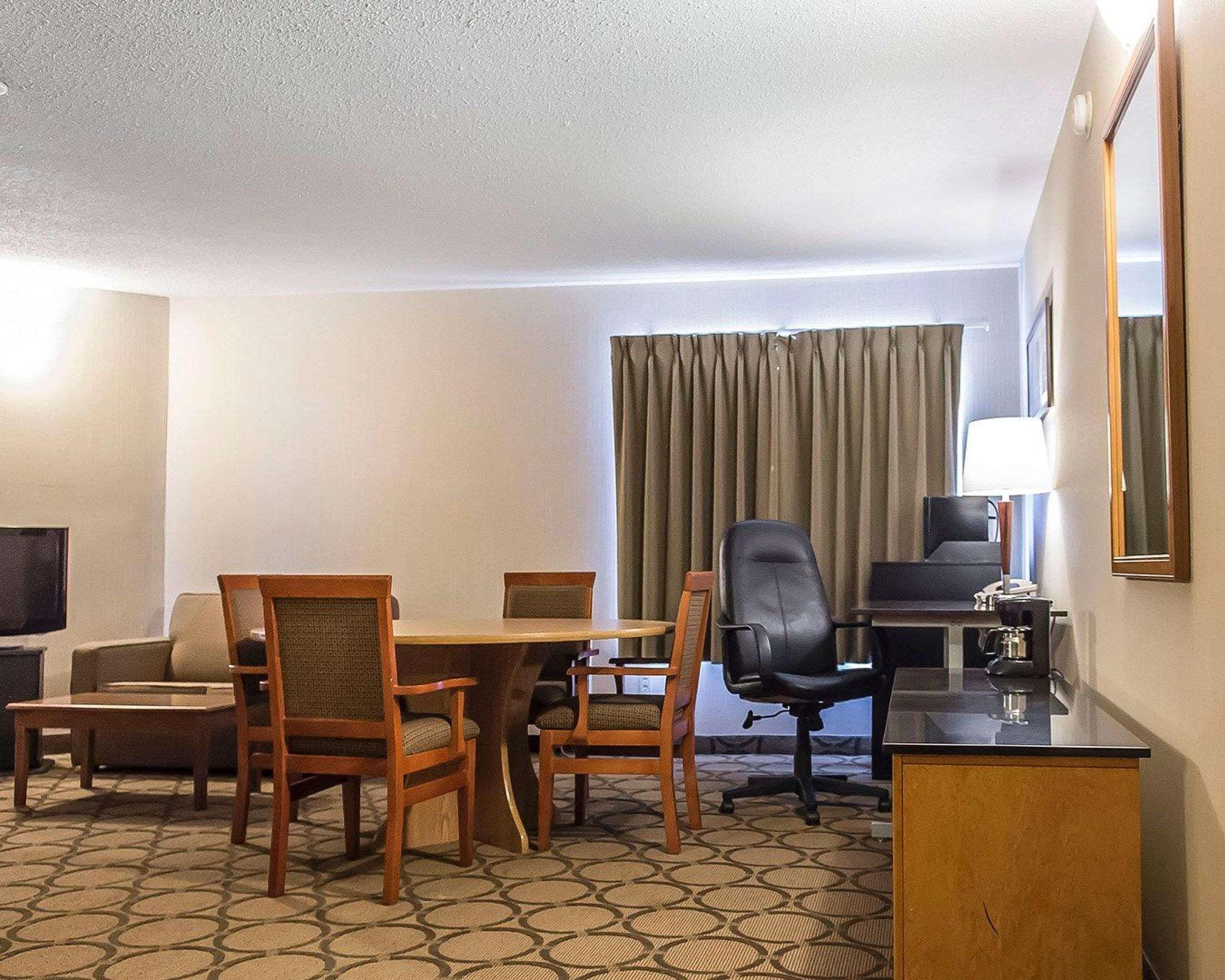 Comfort Inn Hwy 401 Кингстон Экстерьер фото