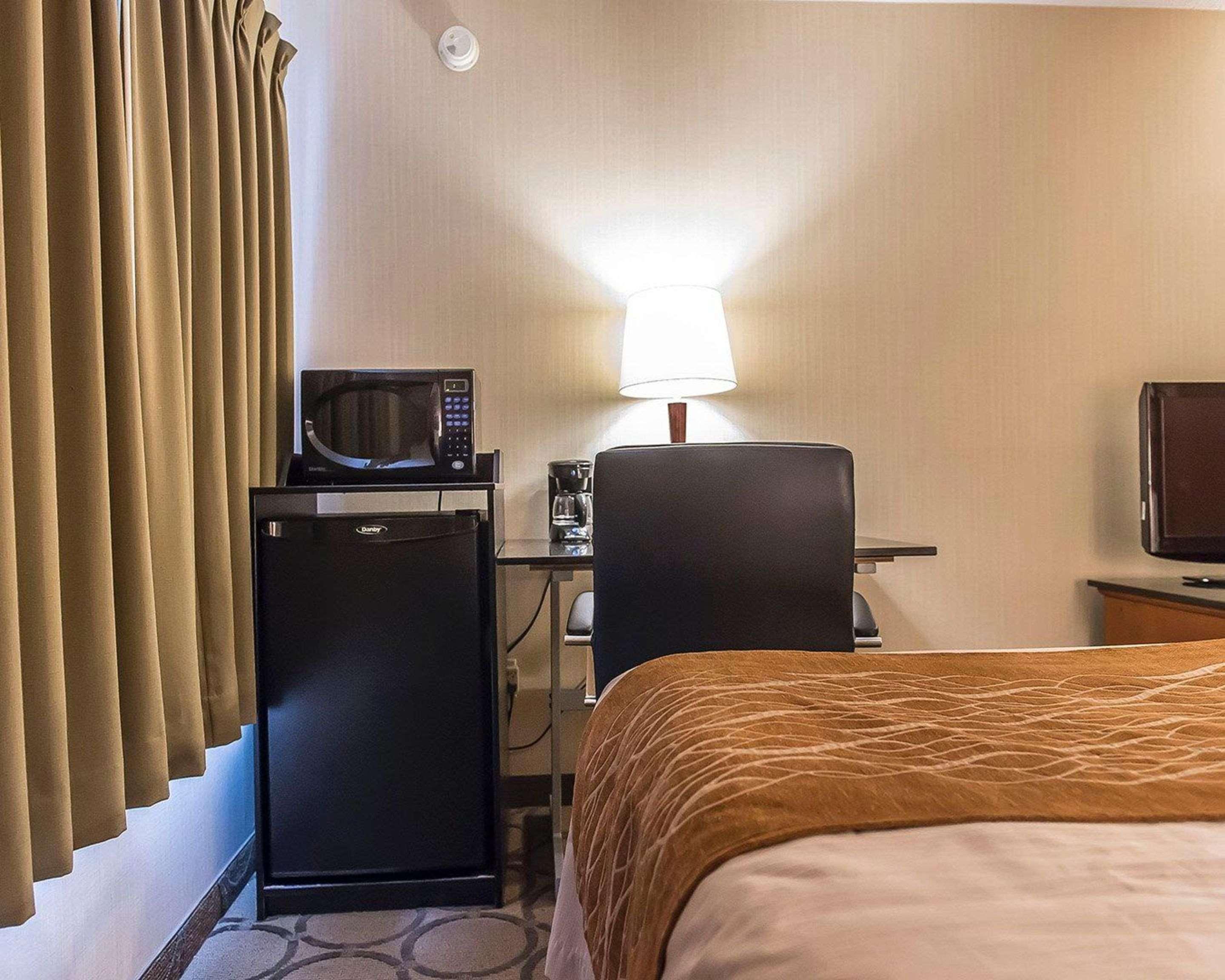 Comfort Inn Hwy 401 Кингстон Экстерьер фото