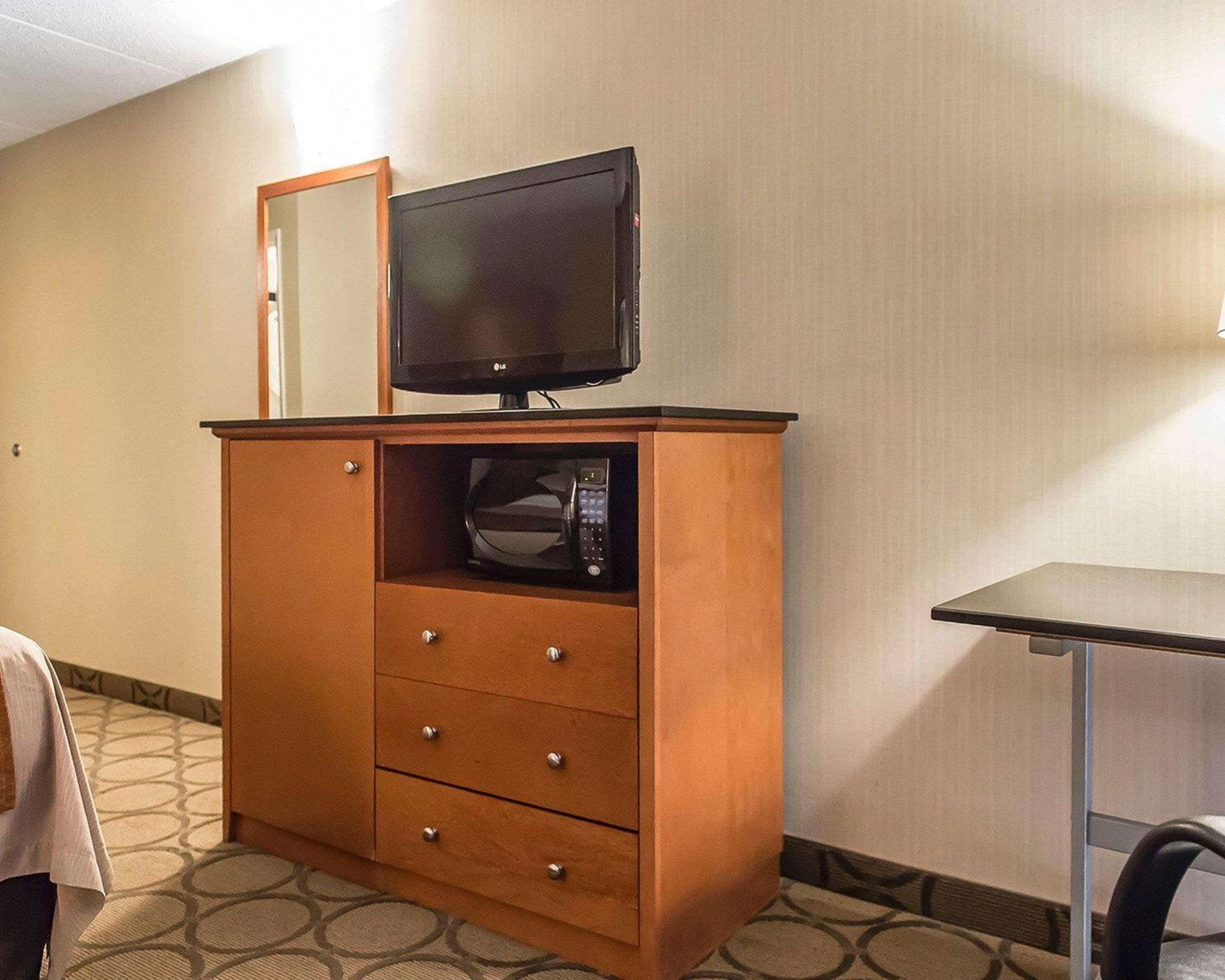 Comfort Inn Hwy 401 Кингстон Экстерьер фото