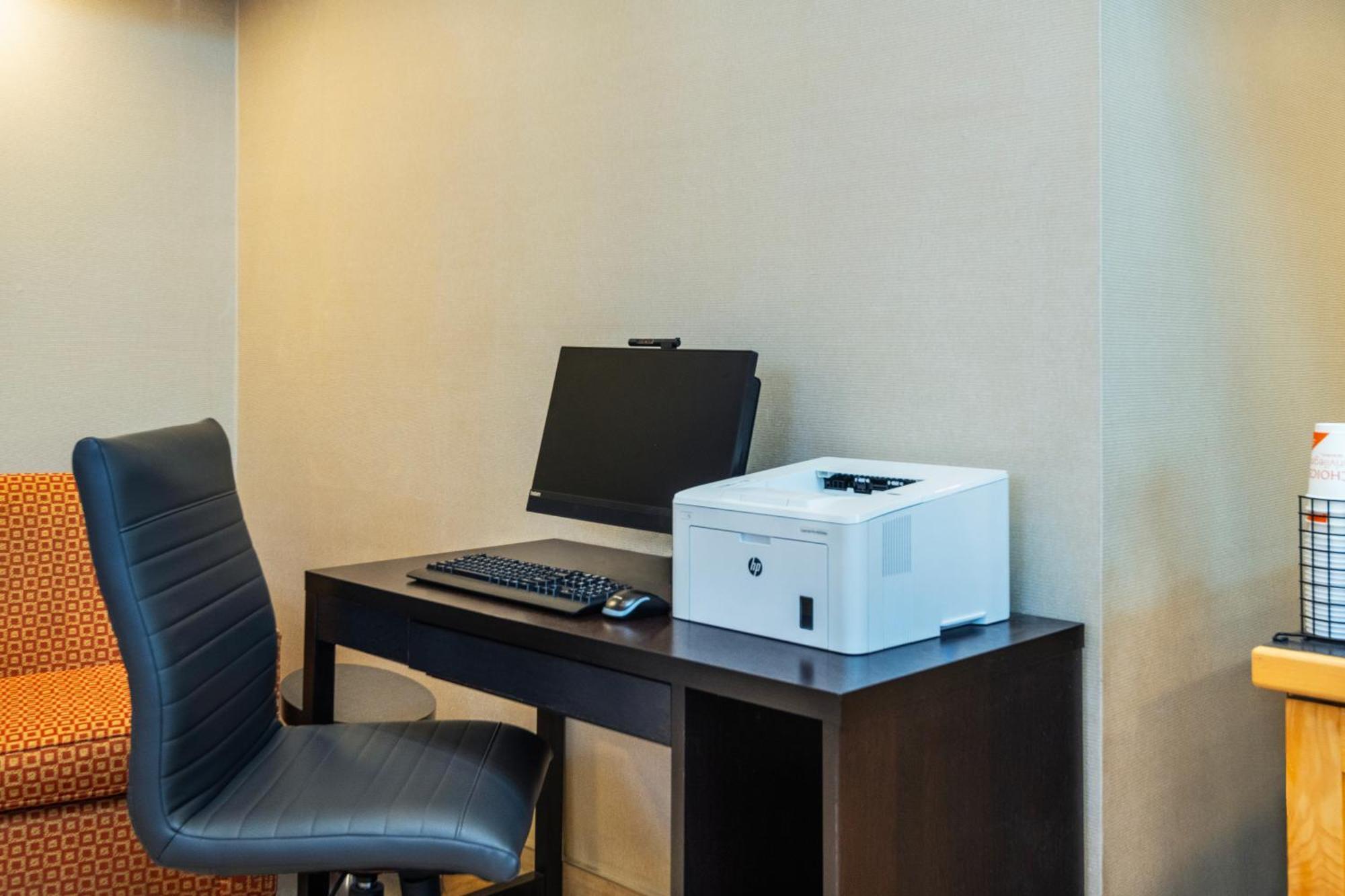Comfort Inn Hwy 401 Кингстон Экстерьер фото