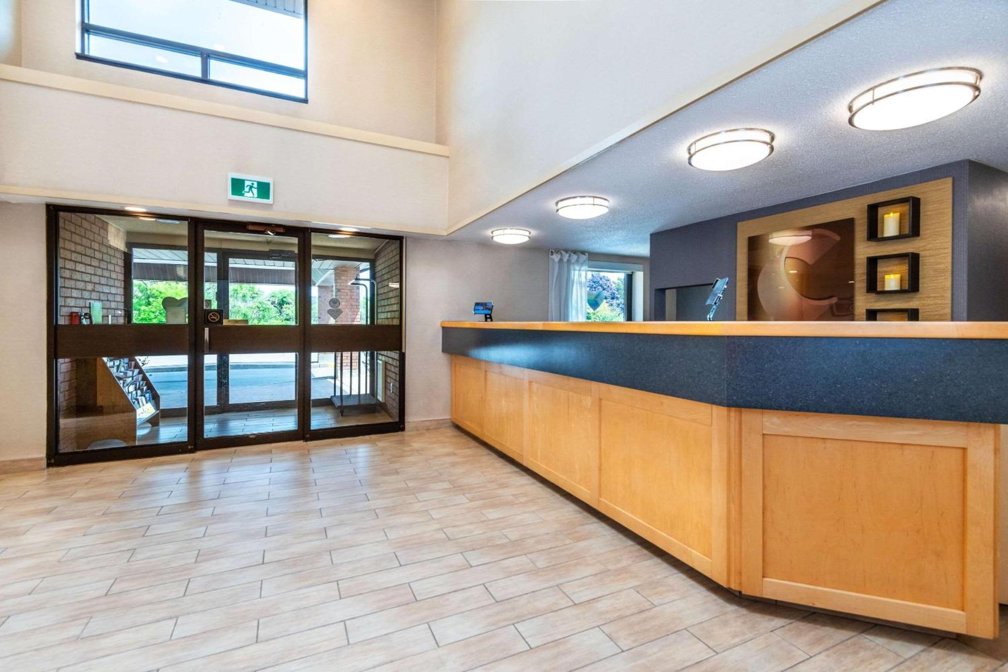 Comfort Inn Hwy 401 Кингстон Экстерьер фото