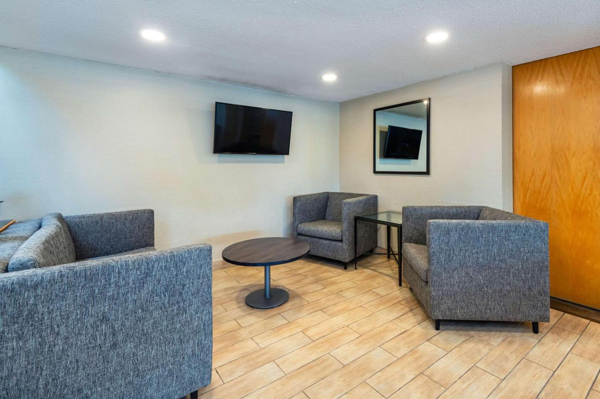 Comfort Inn Hwy 401 Кингстон Экстерьер фото