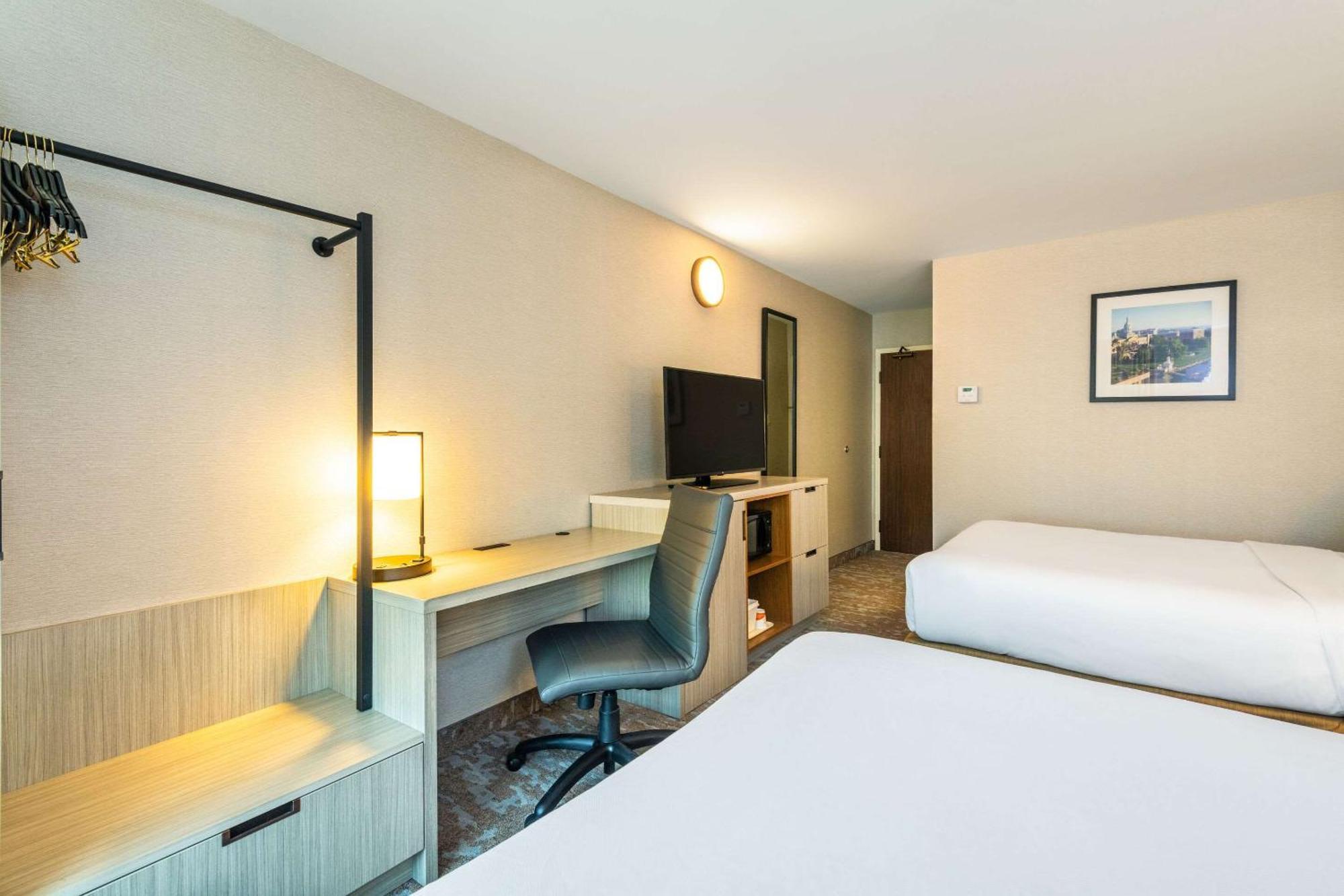 Comfort Inn Hwy 401 Кингстон Экстерьер фото