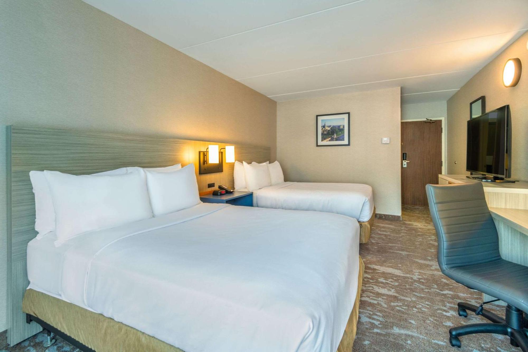 Comfort Inn Hwy 401 Кингстон Экстерьер фото