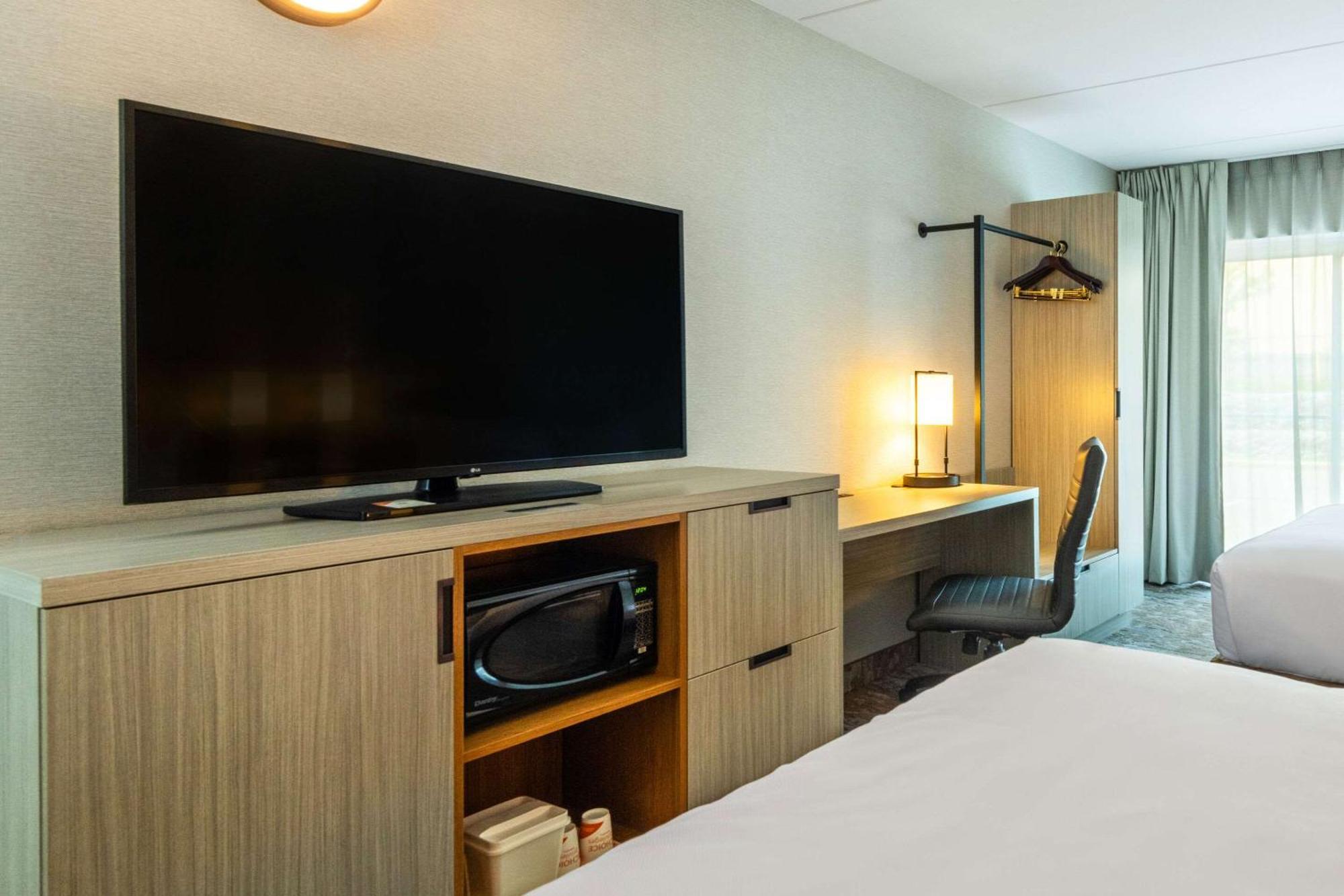 Comfort Inn Hwy 401 Кингстон Экстерьер фото