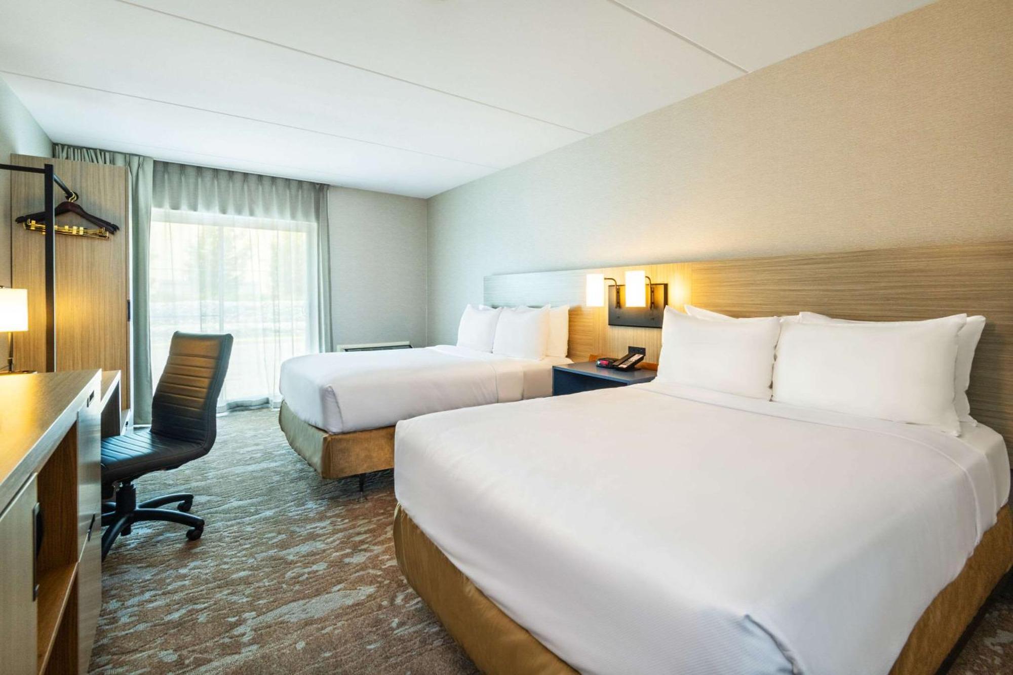 Comfort Inn Hwy 401 Кингстон Экстерьер фото