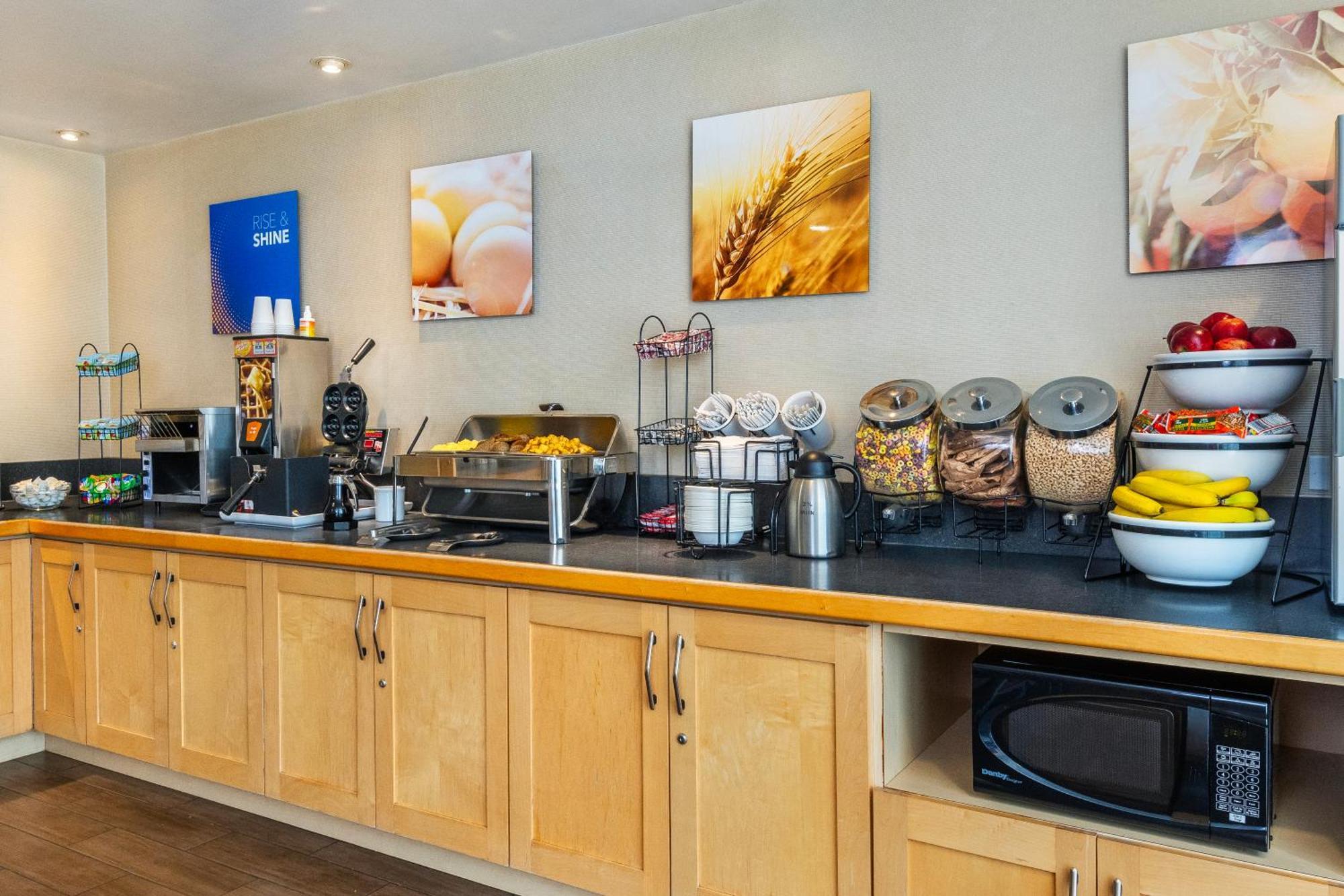 Comfort Inn Hwy 401 Кингстон Экстерьер фото
